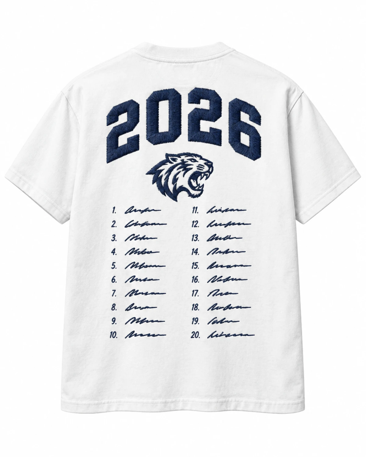 白いTシャツの背面に「2026」とチームロゴ、メンバー20名の名前を刺繍した卒団記念Tシャツのデザイン例